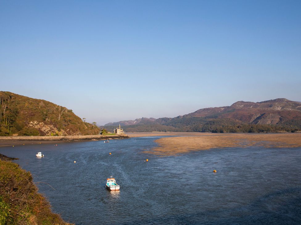 A river with boats and mountains at Harbour Cottage in Barmouth