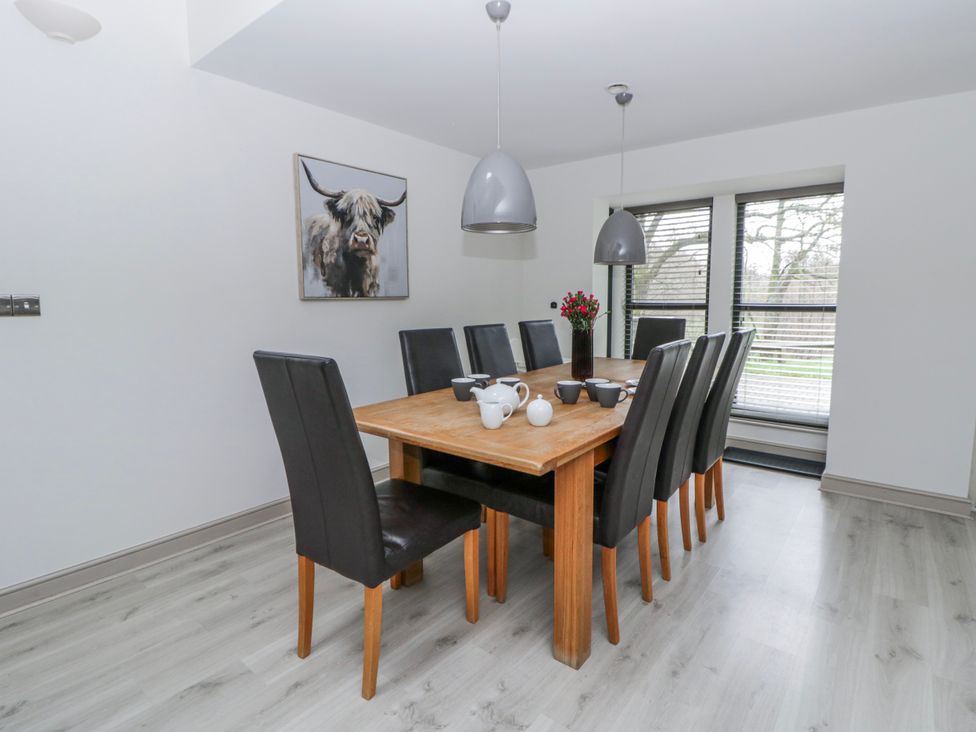 A dining room with a table and chairs at Oak Lodge in Knighton