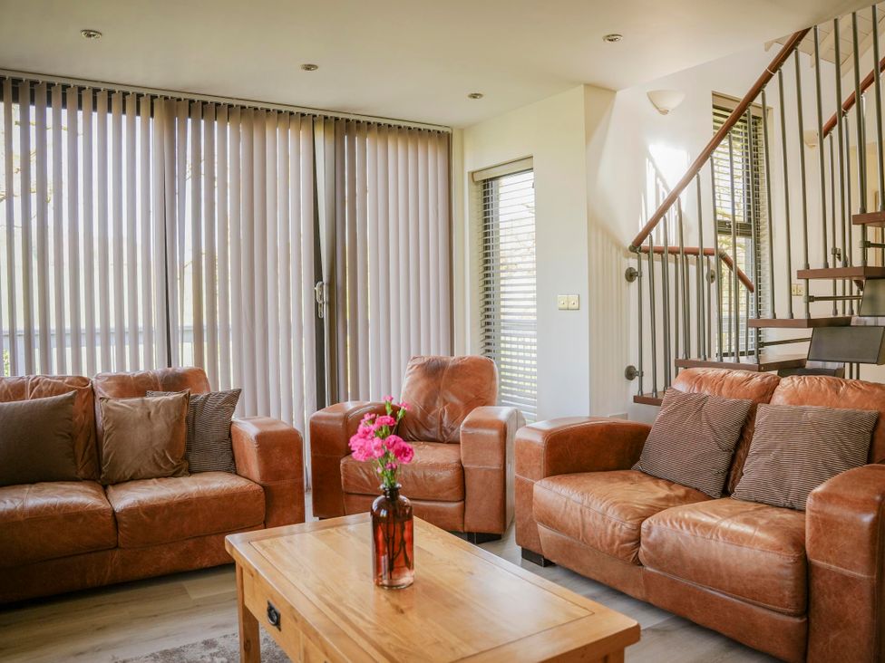 A living room with sofas and a coffee table at Oak Lodge in Llangunllo