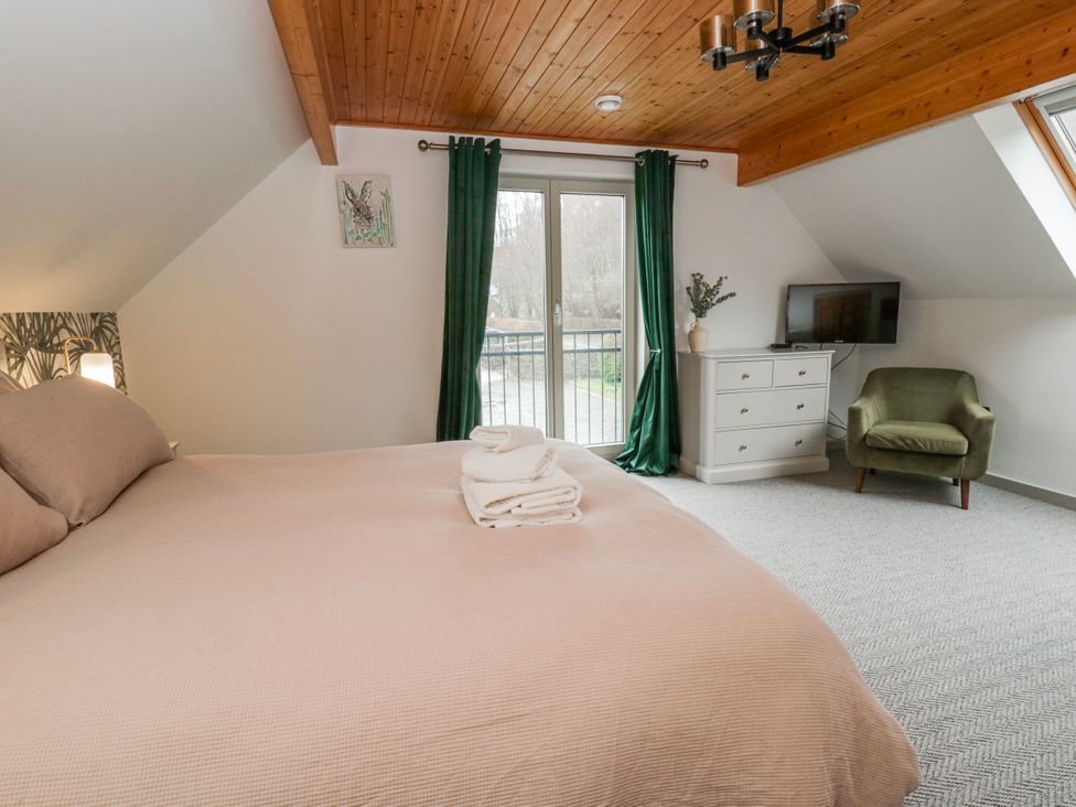 A bedroom with a bed and a chest of drawers at Willow Lodge in Knighton