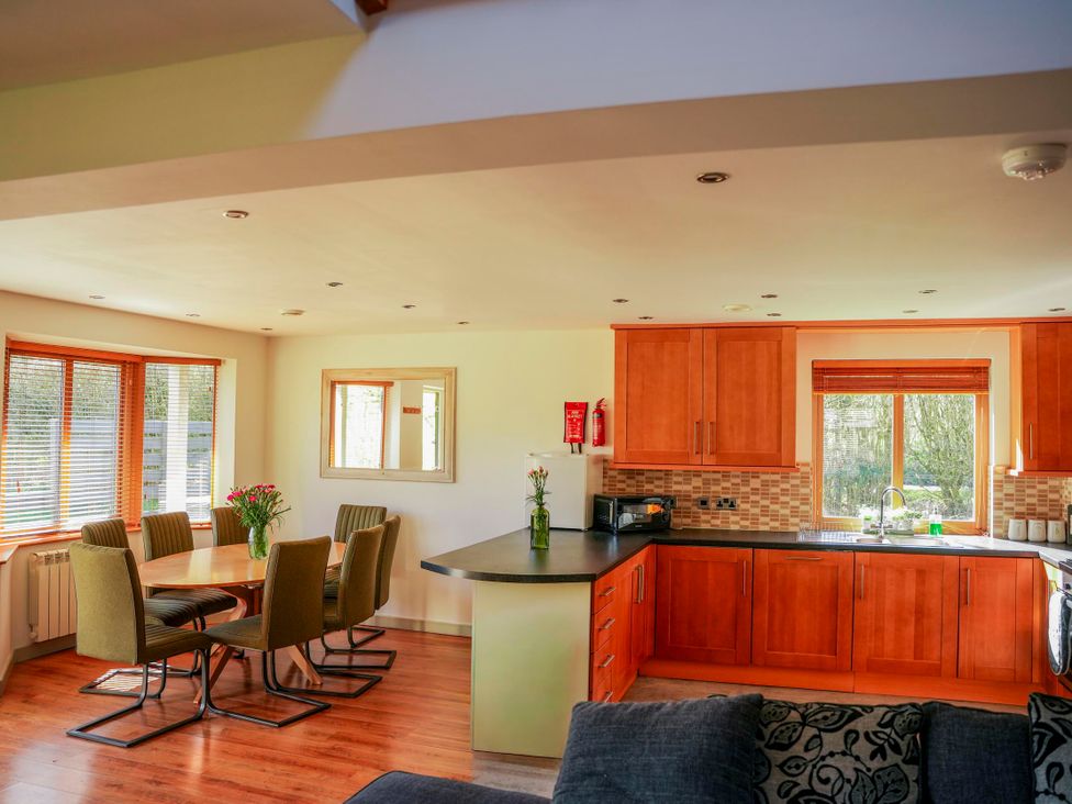 A kitchen with a dining area and seating at Willow Lodge Laceby