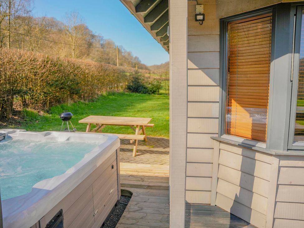 A hot tub and outdoor table at Willow Lodge Laceby