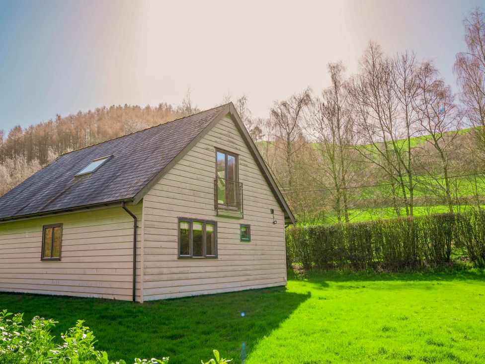 A house with windows and a garden at Willow Lodge in Laceby