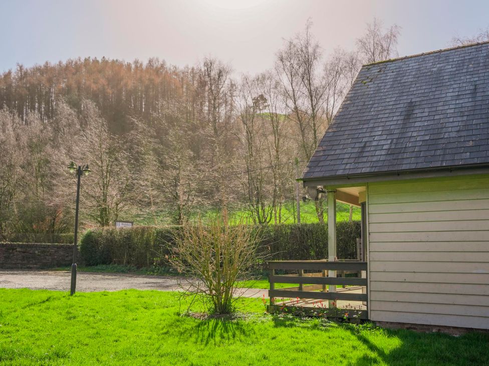 An outdoor view of a house and surrounding landscape at Willow Lodge in Laceby
