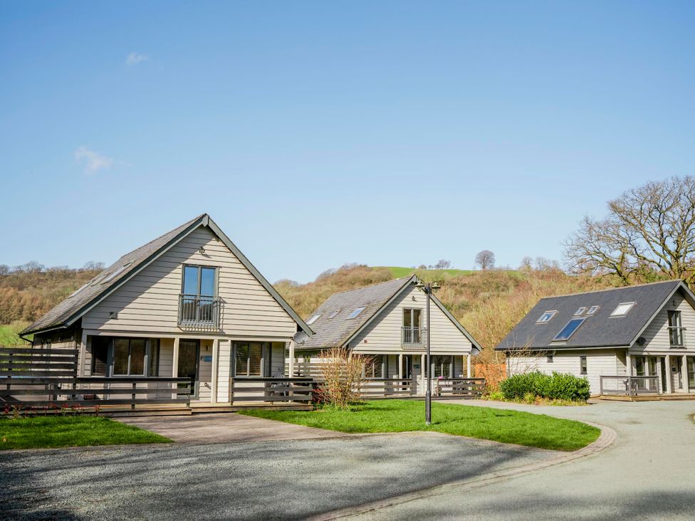 Three houses with balconies and windows on a pathway at Willow Lodge in Laceby