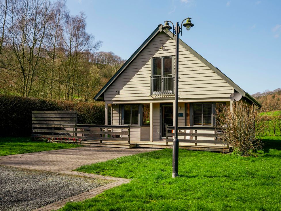 A house with a balcony and pathways at Willow Lodge in Laceby