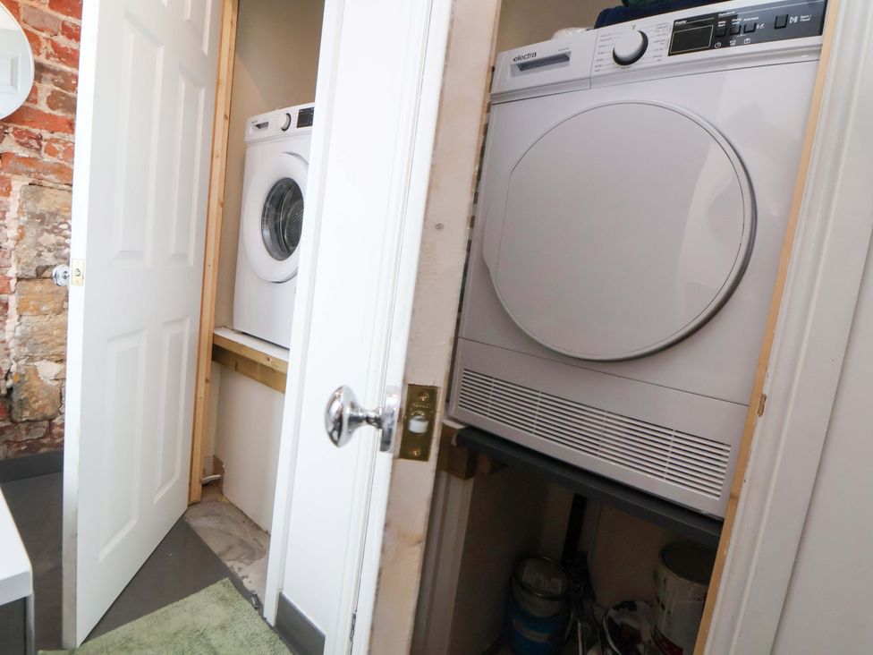 A laundry room with a washing machine and dryer at Wallasey Village Escape by the Sea in Wallasey