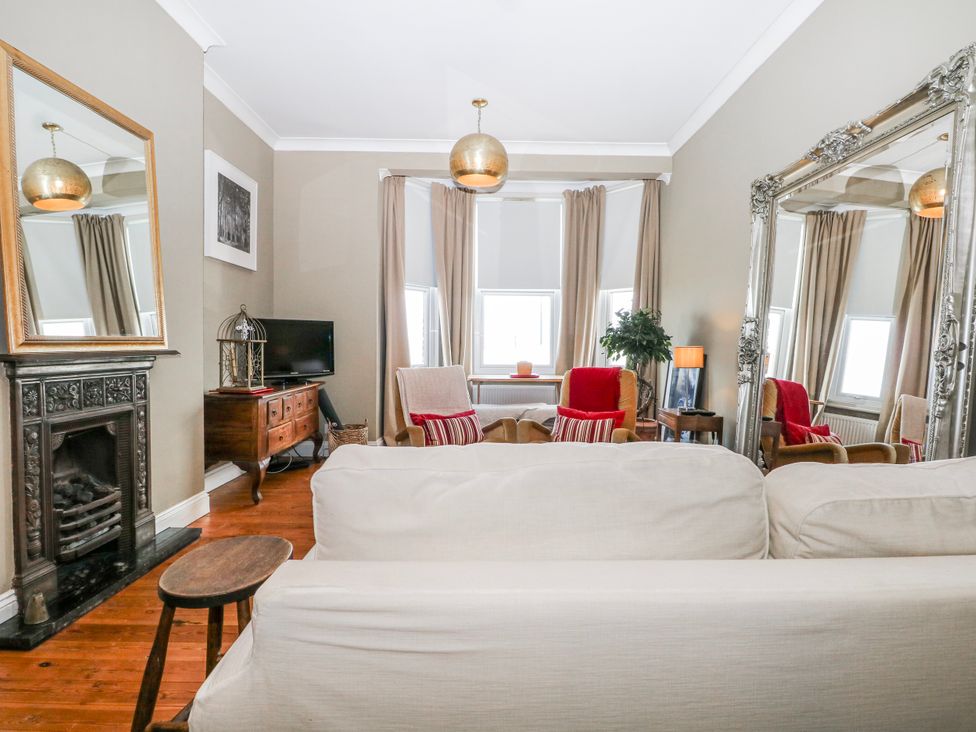 A living room with a sofa and coffee table at Broadstairs Beach in Broadstairs