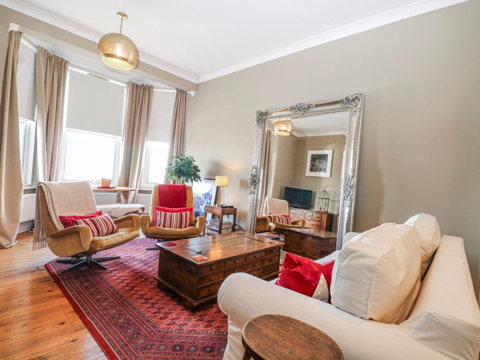 A living room with a coffee table and armchairs at Broadstairs Beach in Broadstairs