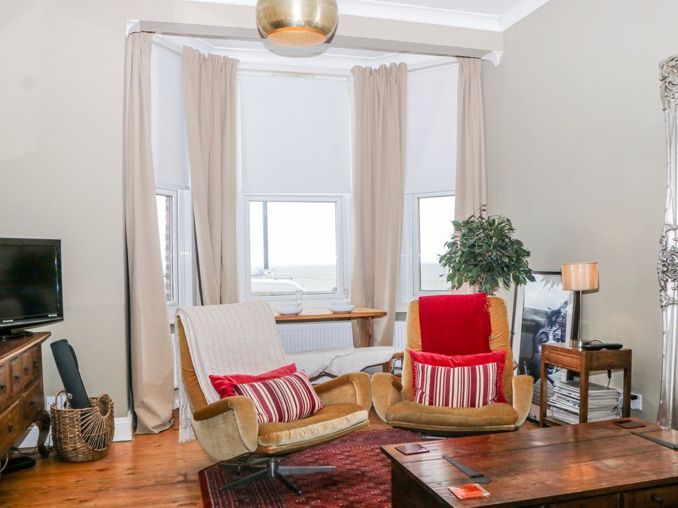 A living room with a coffee table and armchairs at Broadstairs Beach in Broadstairs
