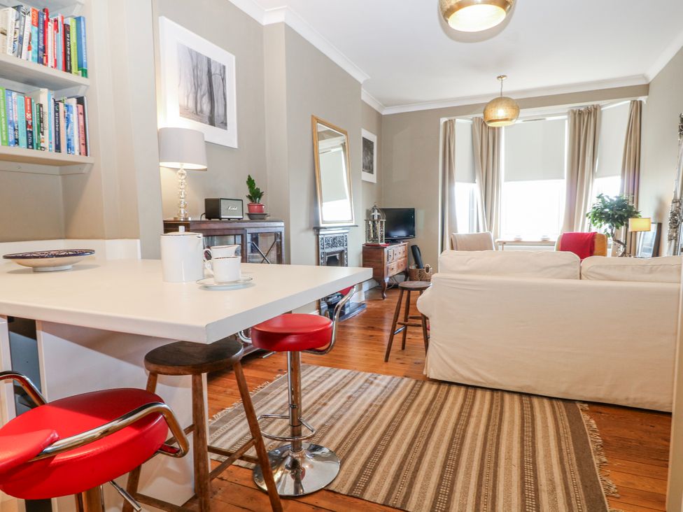 A living room with a sofa and bookshelf at Broadstairs Beach in Broadstairs