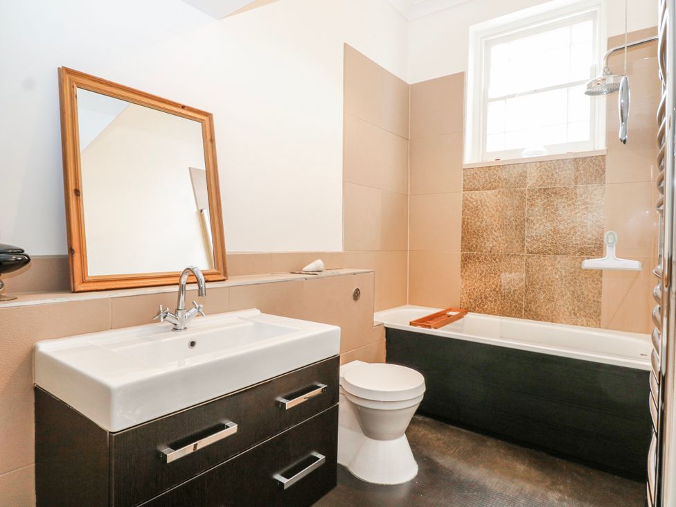A bathroom with a sink and bathtub at Broadstairs Beach in Broadstairs