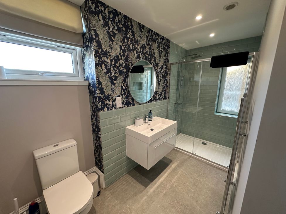 A bathroom with a sink, toilet, and shower at Abbotsford in Kelso