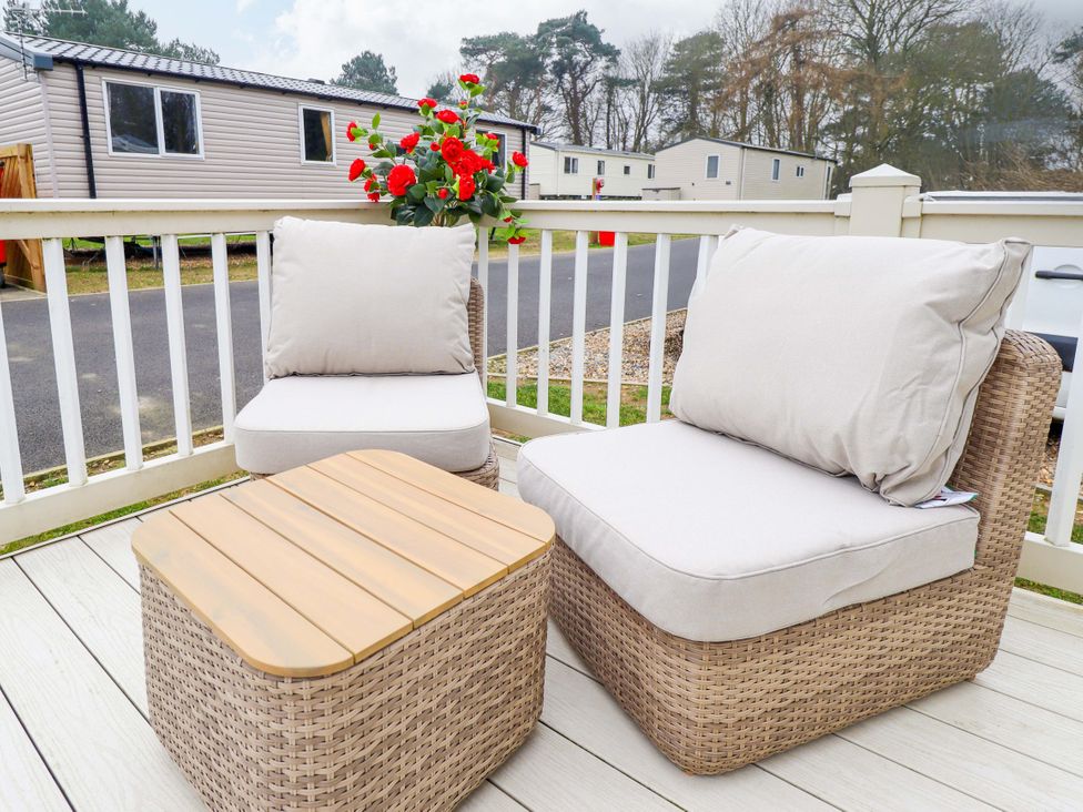 A seating area with chairs and a table at 108 Fox Burrow Hang Great Yarmouth