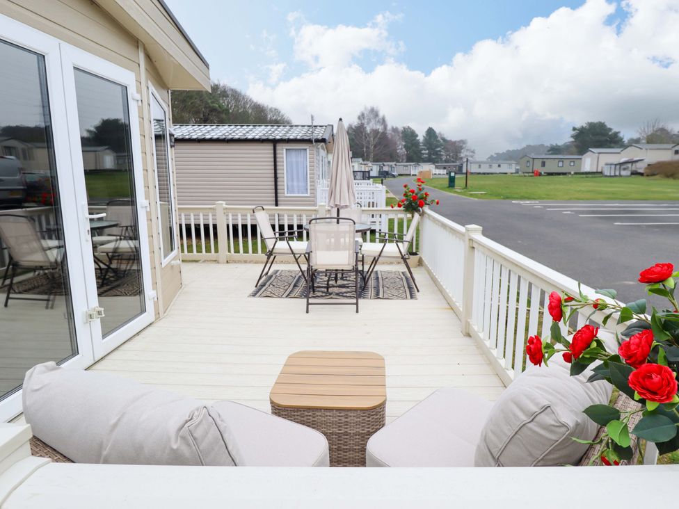 An outdoor seating area with table and chairs at 108 Fox Burrow Hang Great Yarmouth