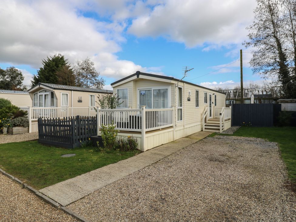 A caravan with decking and garden at 2 bed Caravan in Stowmarket