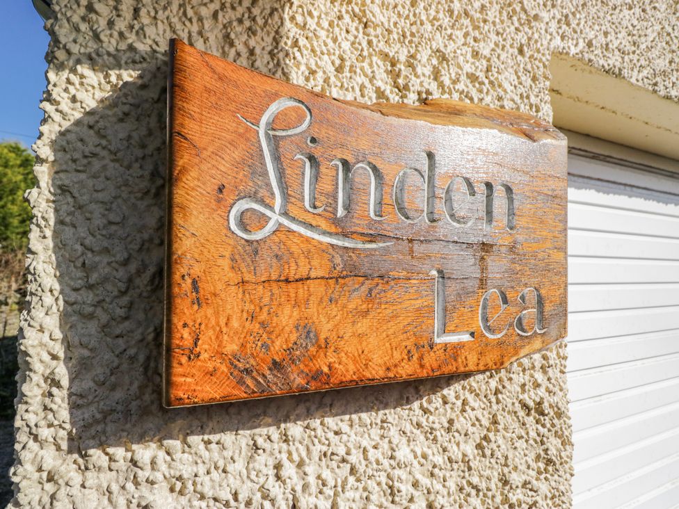 A wooden sign displaying the text Linden Lea