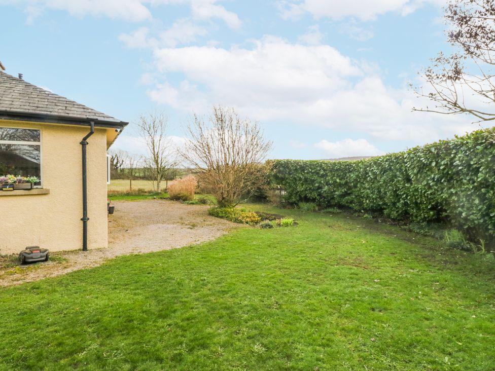A garden area with grass and hedges at Linden Lea Field Broughton near Cartmel