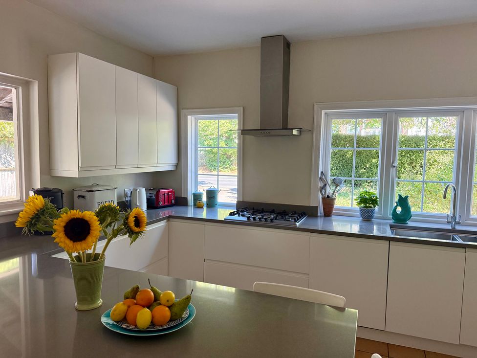 A kitchen with cabinets, stove, sink, and fruit bowl at Avenue Road in Lymington