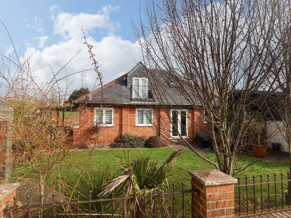 A house with windows and a garden at The Coach House in Dorchester