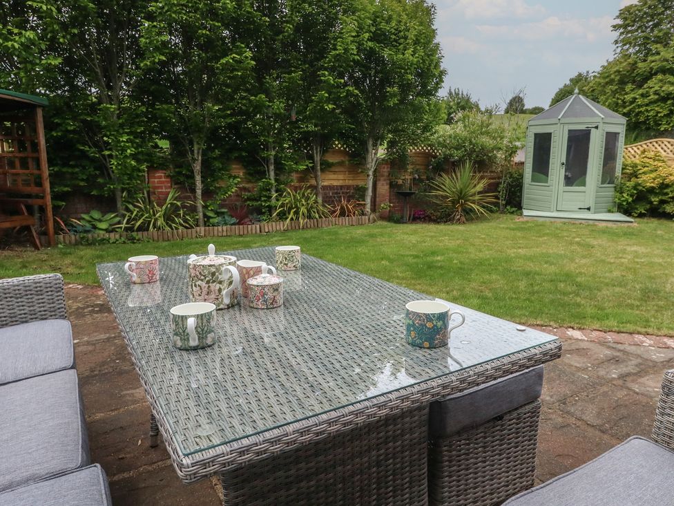 A garden with a table and mugs at The Coach House near Charminster