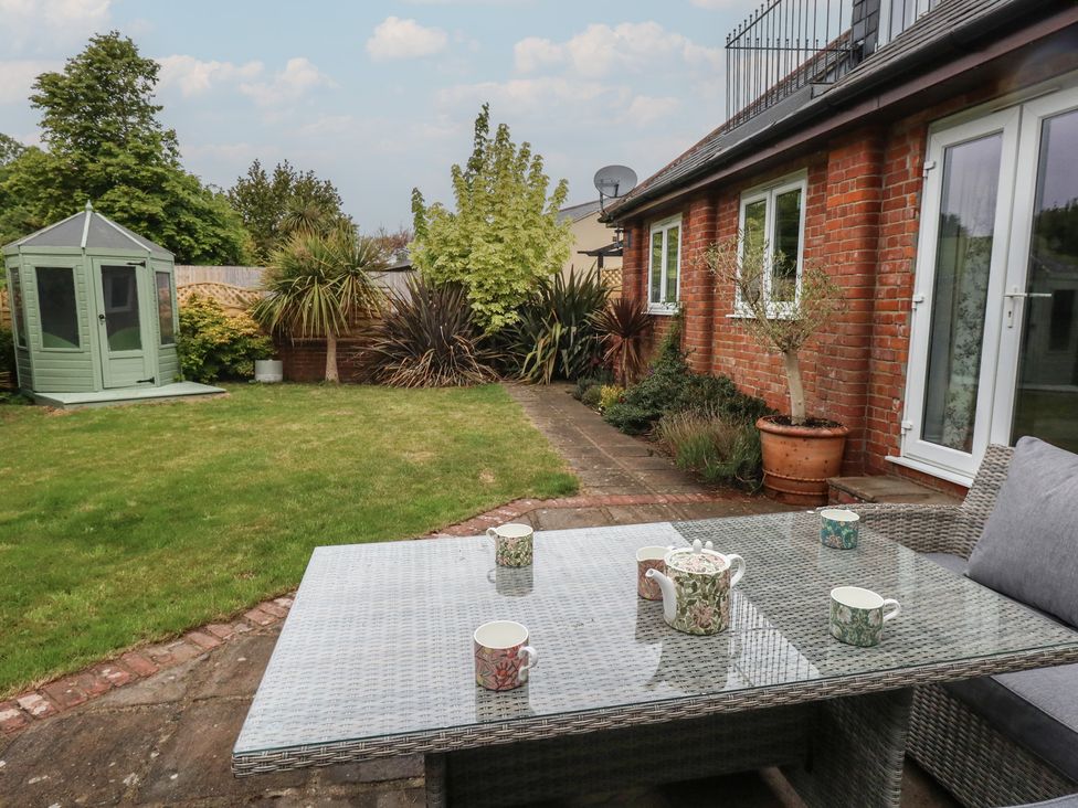 A garden with a table and mugs at The Coach House Near Charminster