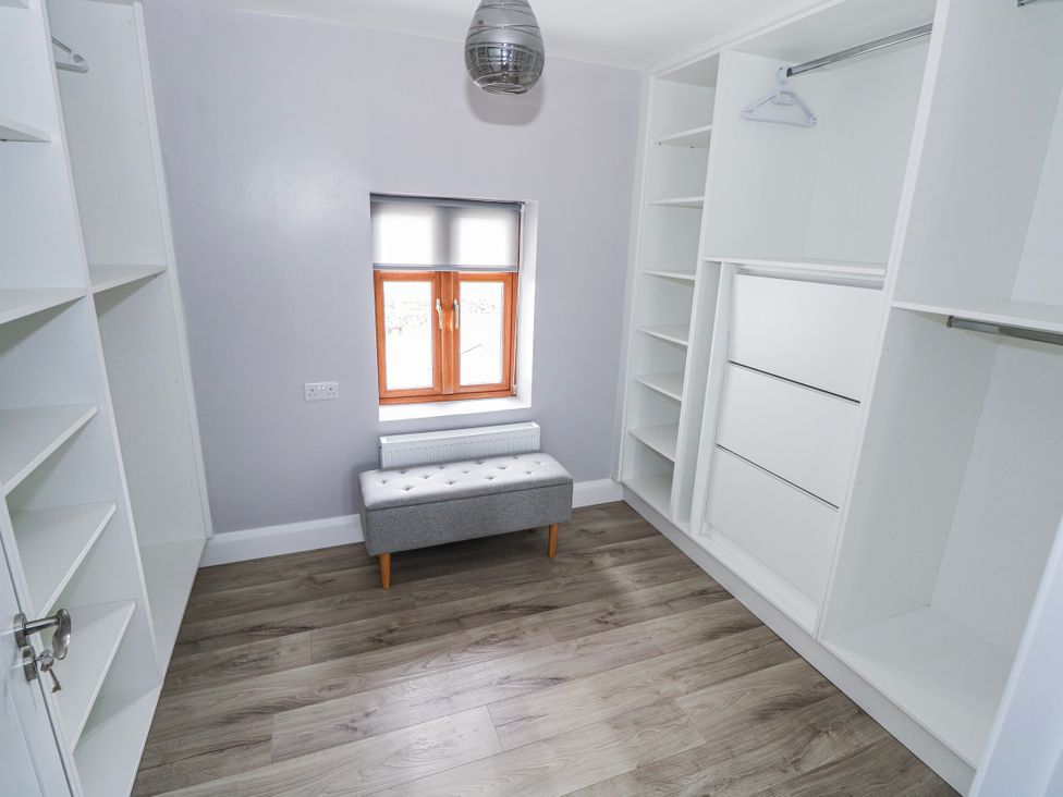 A dressing room with shelves and a bench at Ballina in Inverin