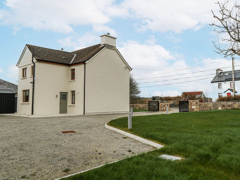A house with a driveway and gate at Ballina in Inverin
