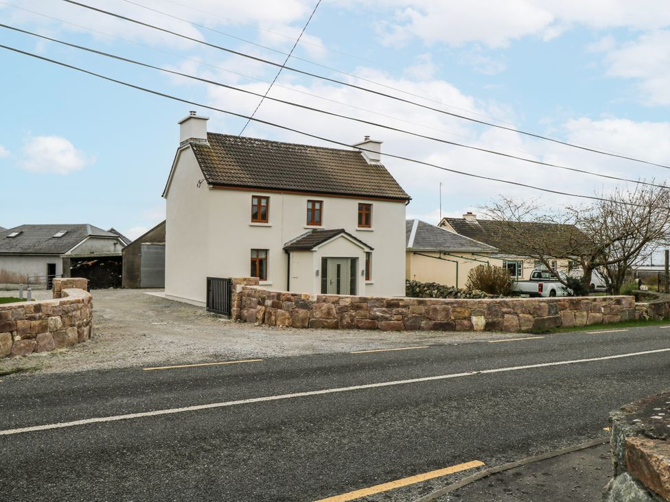 A house with a fence along the road at Ballina in Inverin