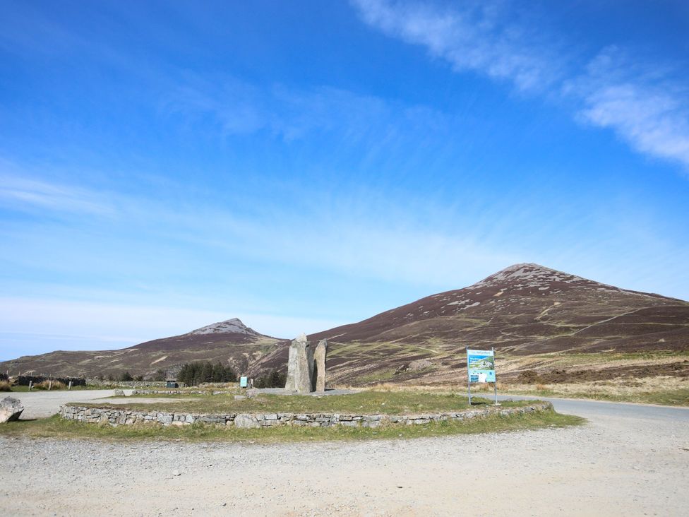 A view of mountains and stone structure at Ty Pen in Nefyn