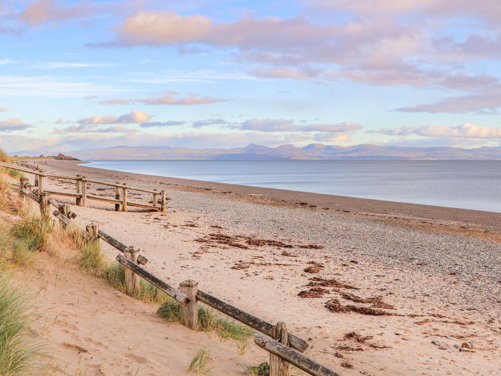 A beach with sand and water at Ty Pen in Nefyn