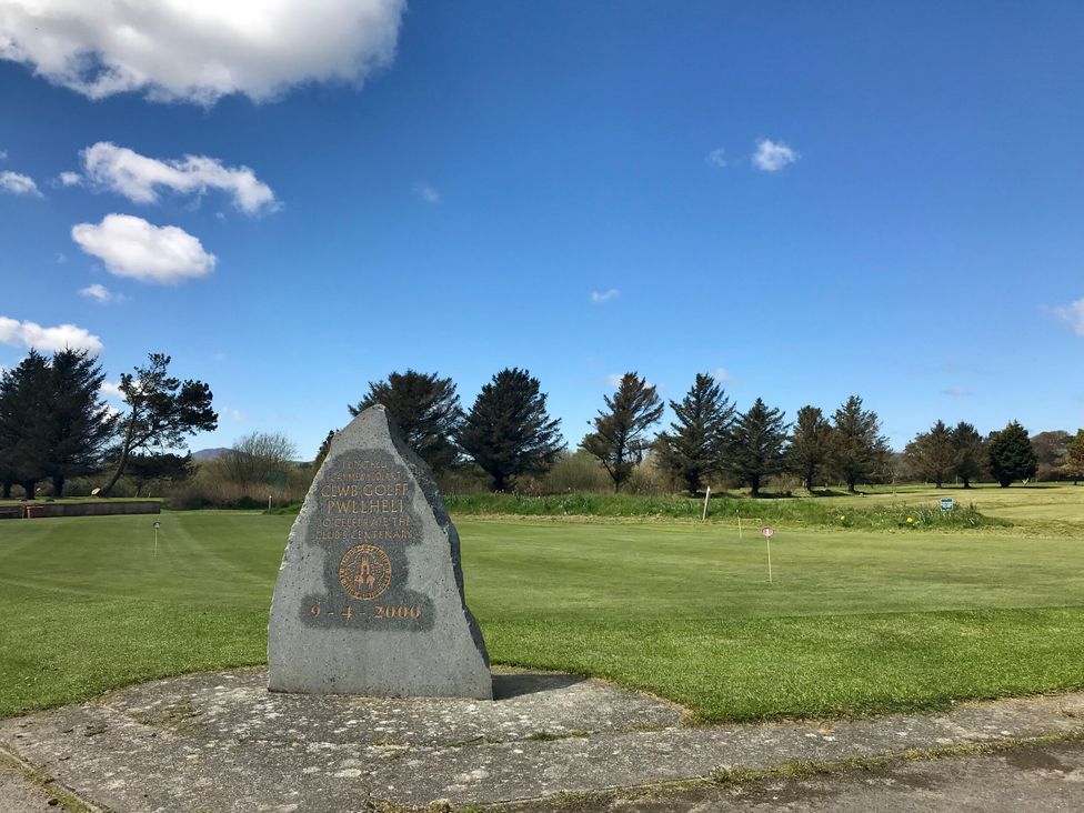 A golf club stone monument at a golf course at Ty Pen in Nefyn