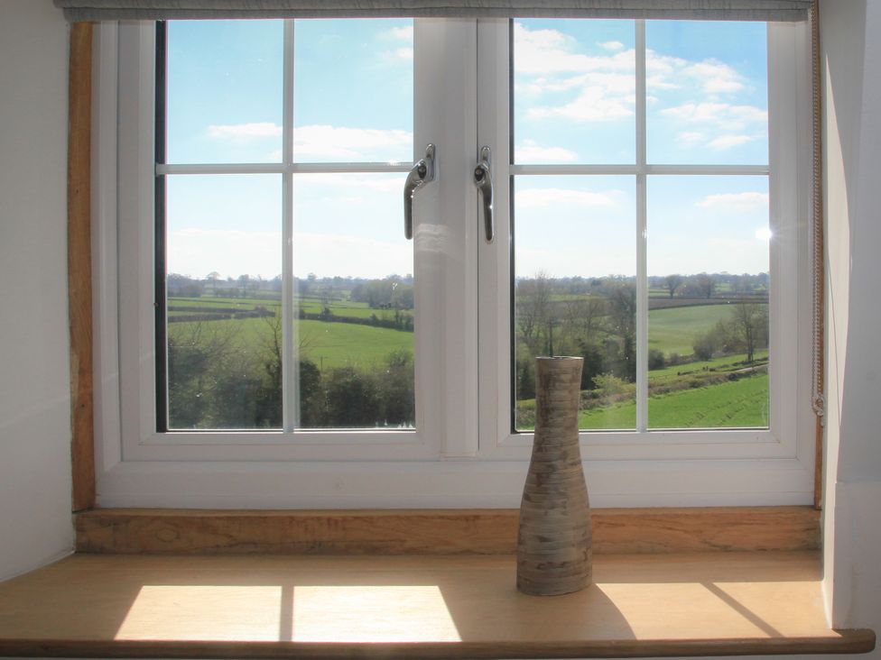 A window with a vase on the ledge at Stanbridge Cottage in Malmesbury