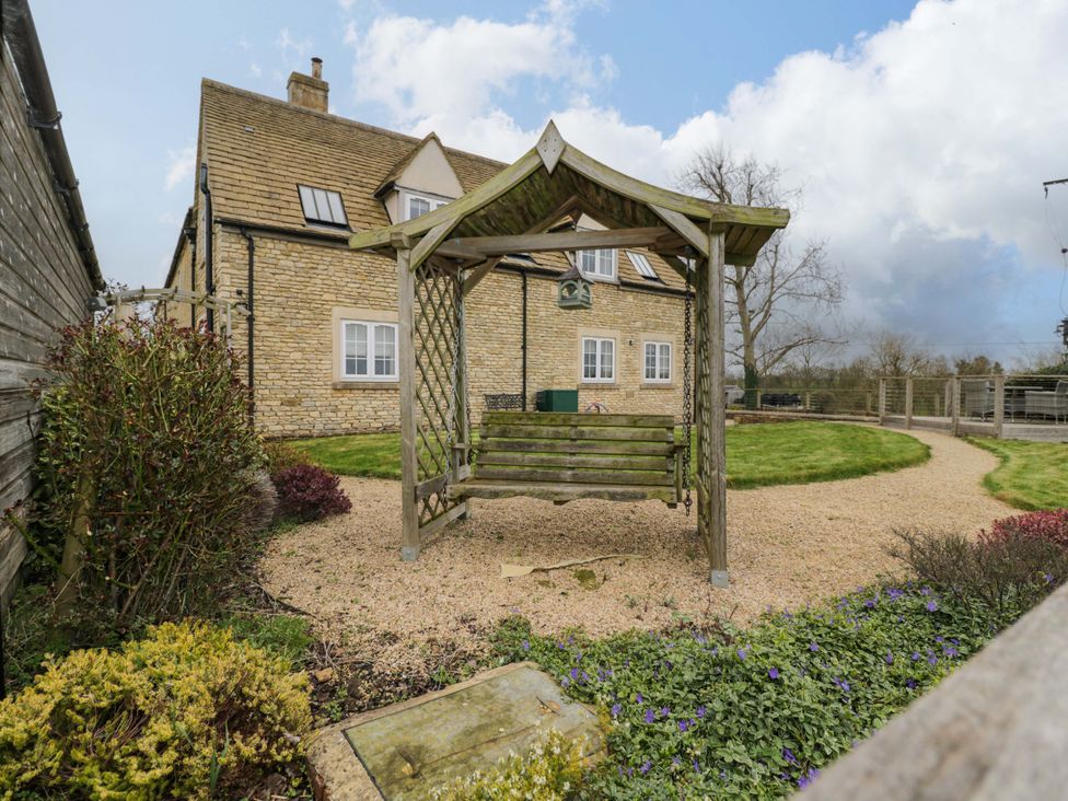 A swing in a garden at Stanbridge Cottage in Malmesbury