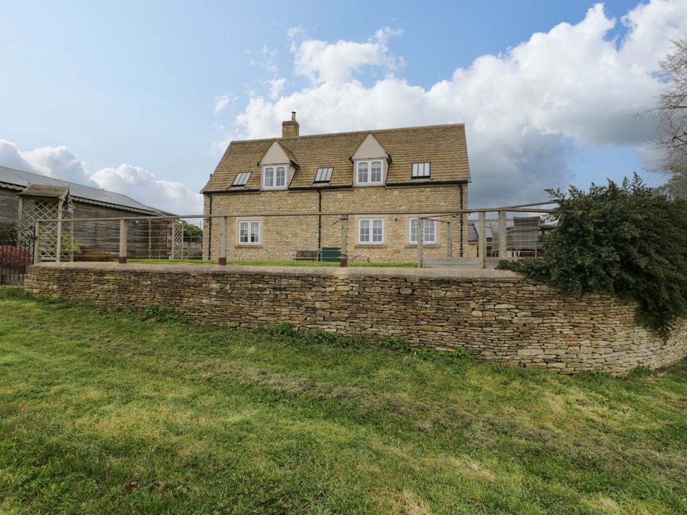 A house with garden and fence at Stanbridge Cottage in Malmesbury
