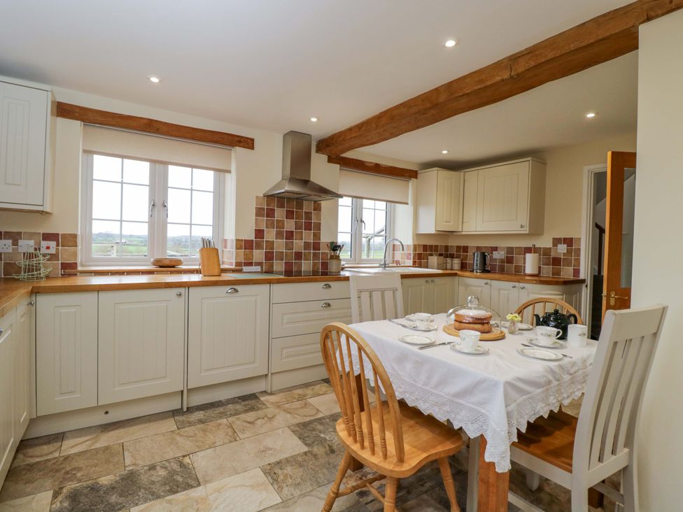 A kitchen with table and chairs at Stanbridge Cottage in Malmesbury