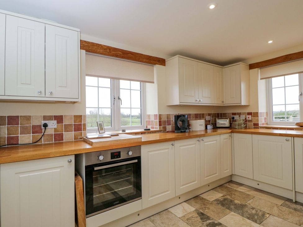A kitchen with worktop and cabinetry at Stanbridge Cottage in Malmesbury