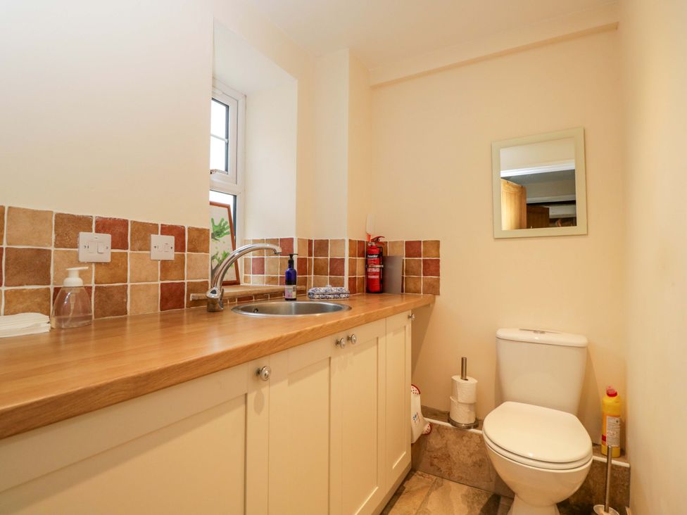 A bathroom with sink and toilet at Stanbridge Cottage in Malmesbury