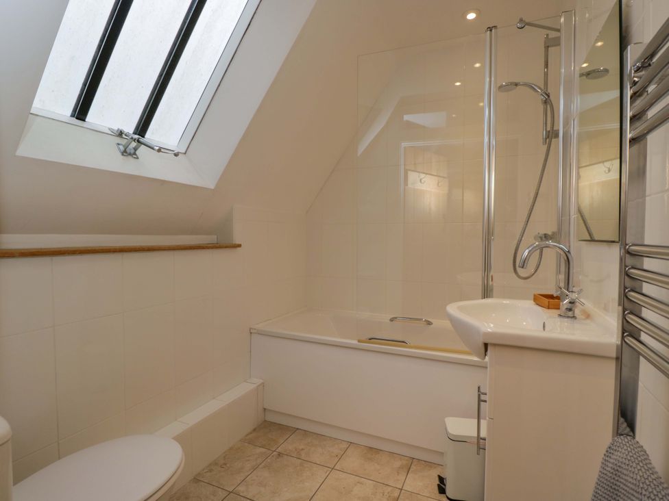A bathroom with a bathtub and shower at Stanbridge Cottage Malmesbury
