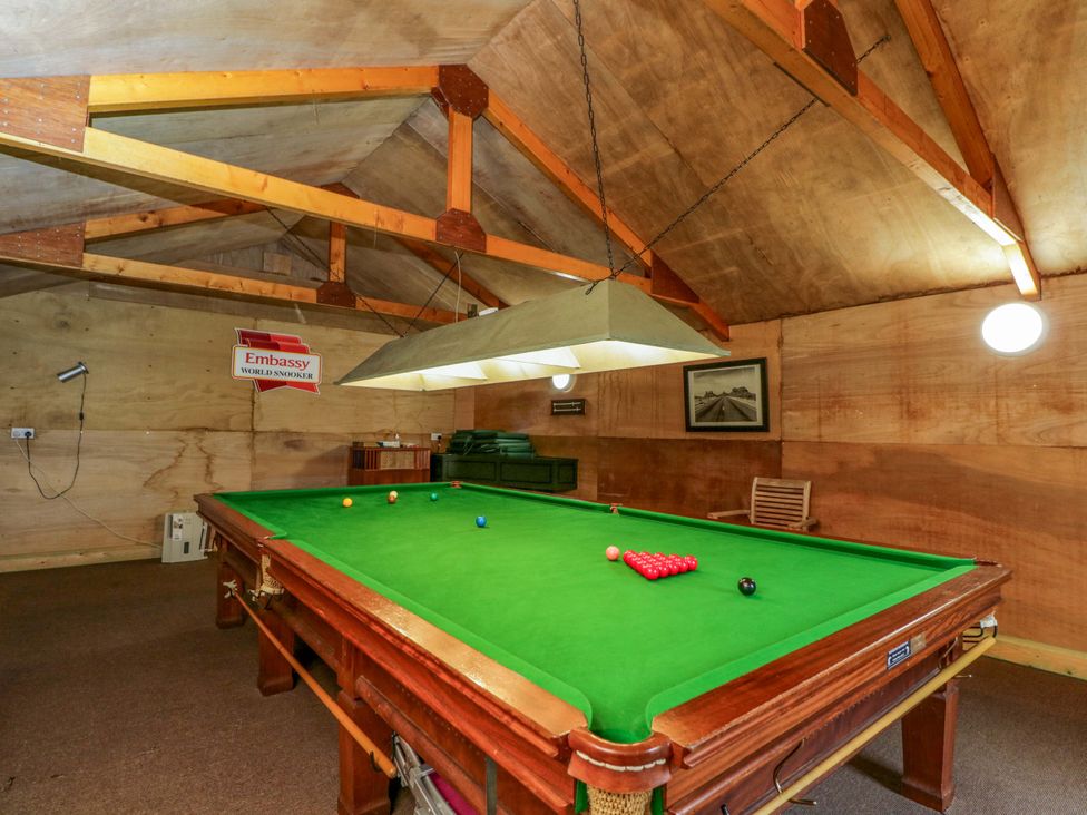 A snooker table in a snooker room at Stanbridge Cottage in Malmesbury
