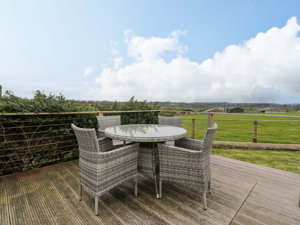 An outdoor seating area with a table and chairs at Stanbridge Cottage in Malmesbury
