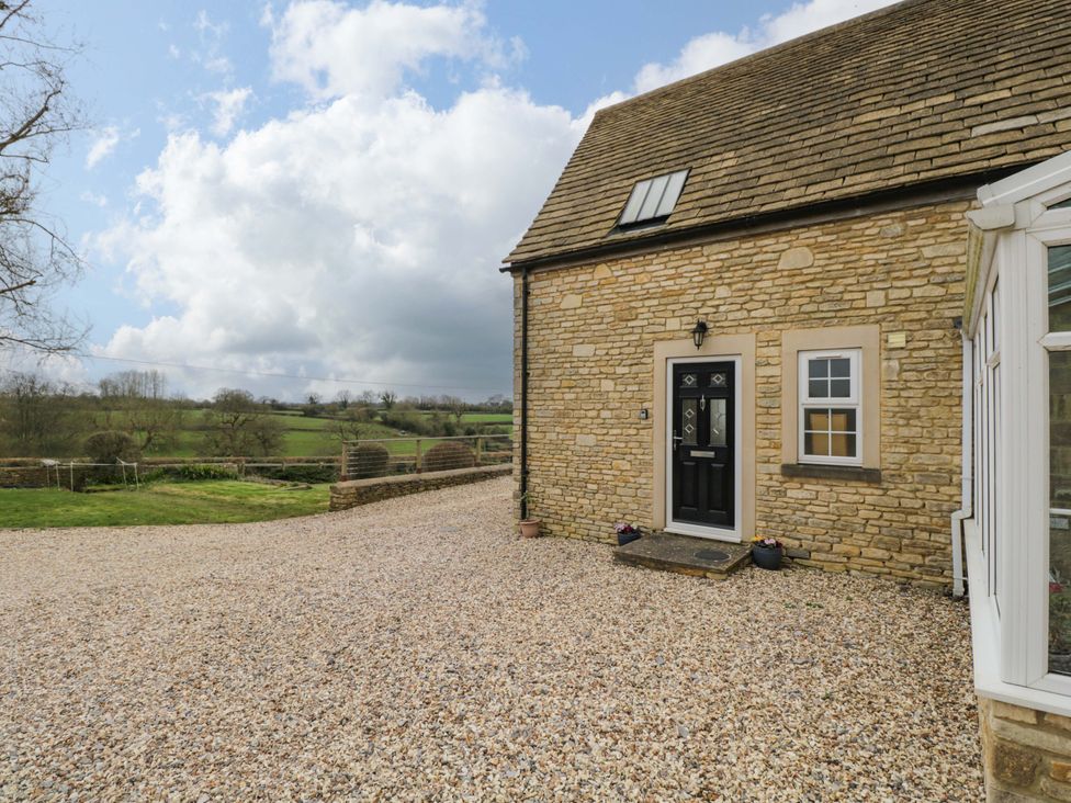 A house exterior with a door and windows at Stanbridge Cottage in Malmesbury