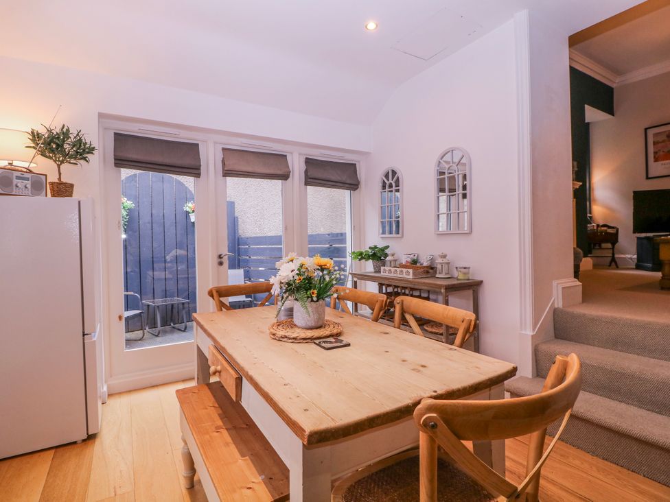 A dining room with a table and chairs at Stylish Town Apartment in Ross-On-Wye