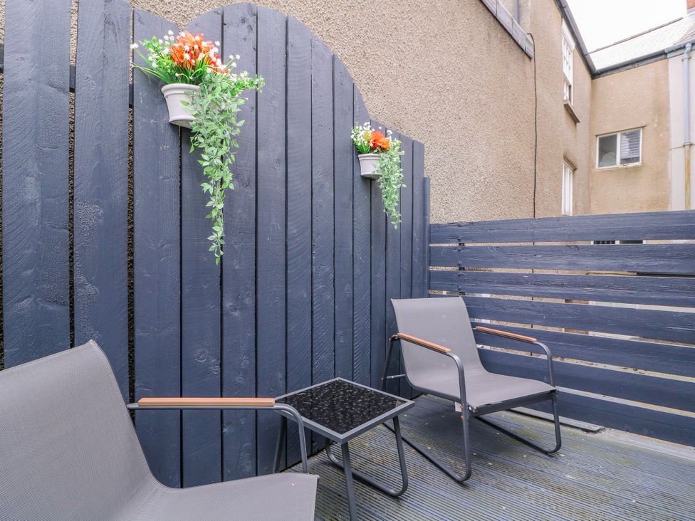 An outdoor space with seating and planters at Stylish Town Apartment in Ross-On-Wye