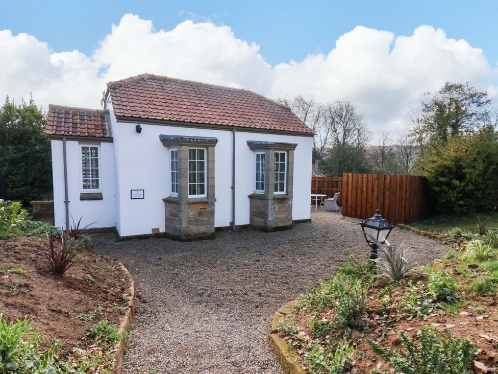 A house with a garden and gravel driveway at Little Acorn in Whitby