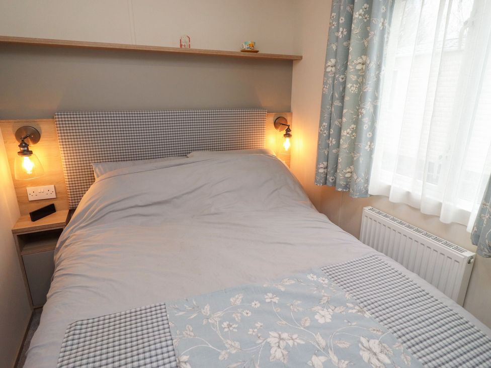 A bedroom with a bed and bedside lamps at Cresswell Towers