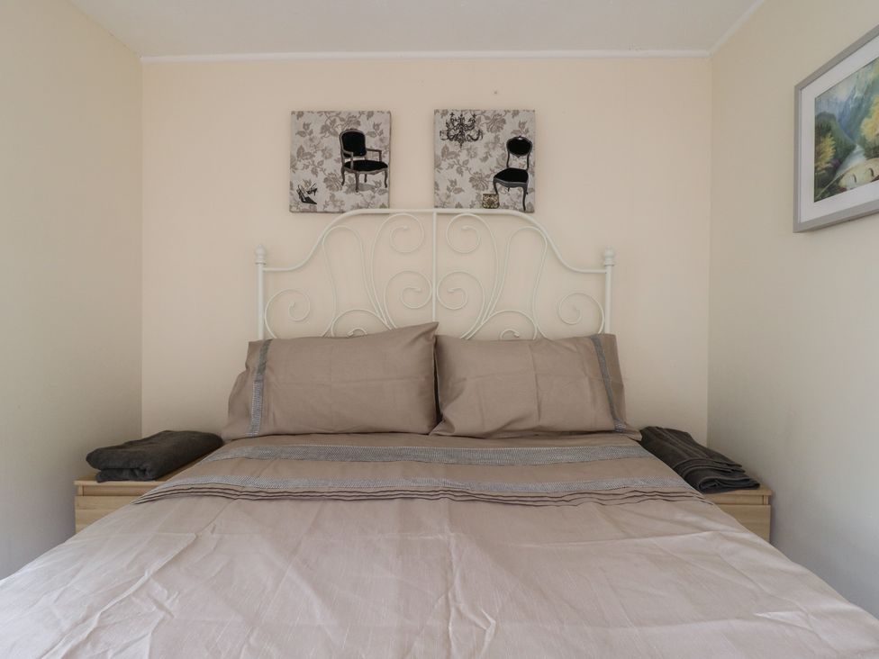 A bedroom featuring a bed with sheets and pillows at 130 Park Ave Holiday Village