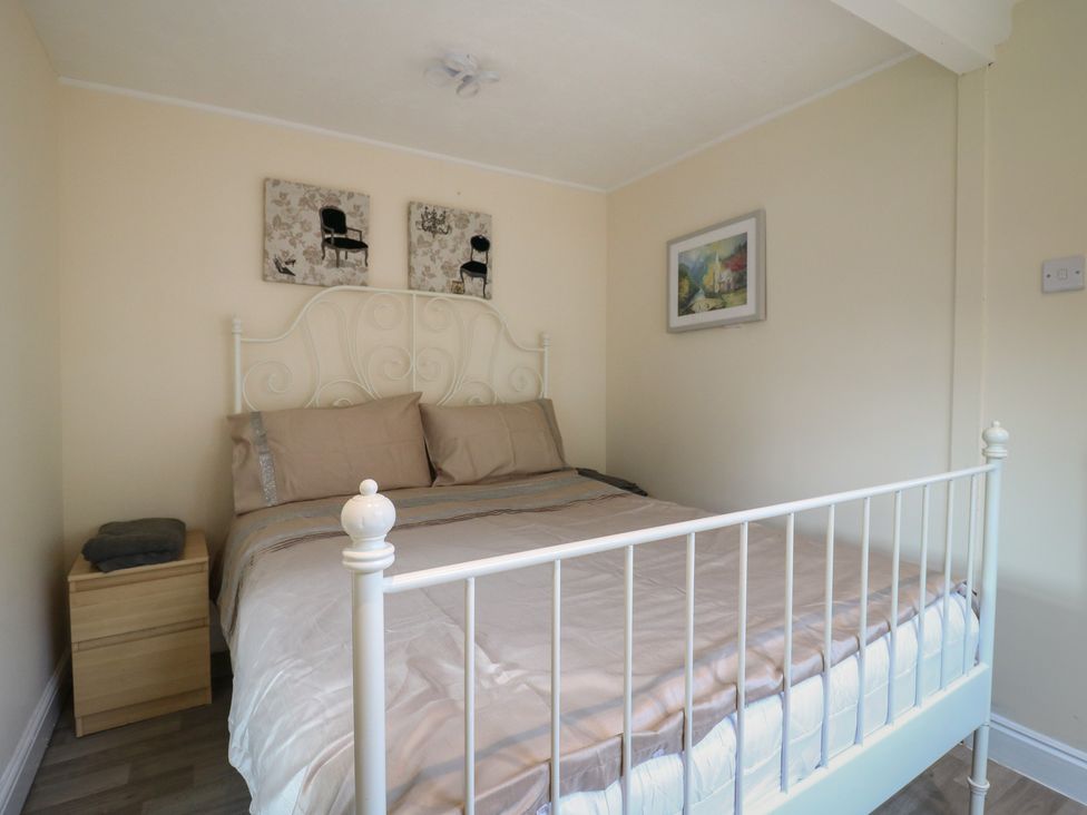 A bedroom with a bed and nightstand at 130 Park Ave Holiday Village