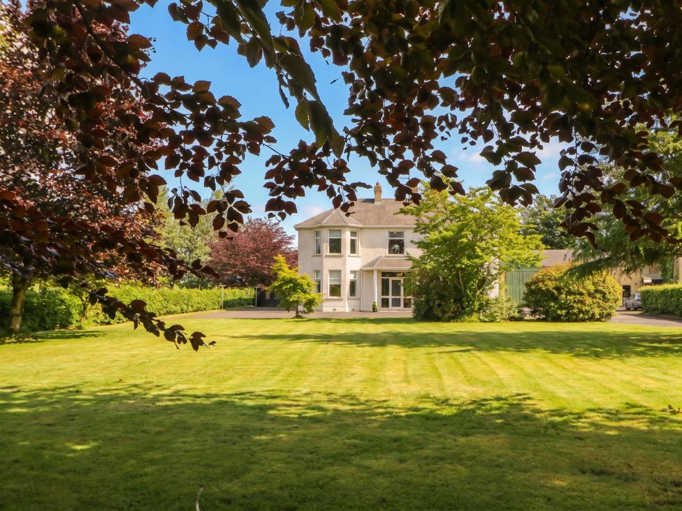 A house with a garden and trees at Riverdene in Mountjoy