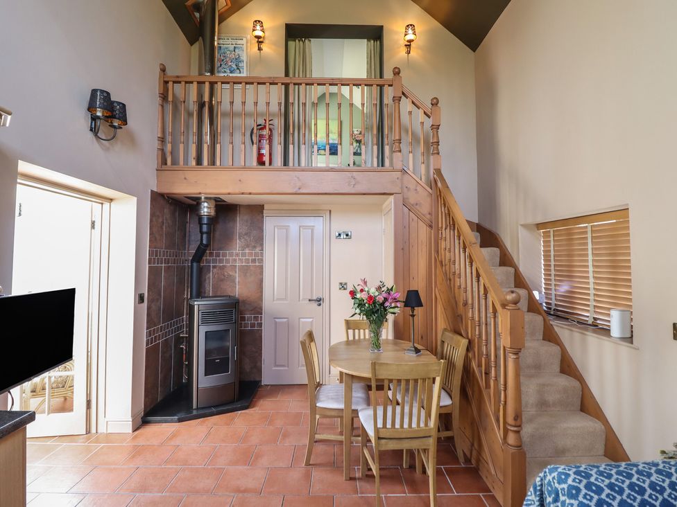 A snug with a dining table and chairs at Ystwyth Cottage in Newtown